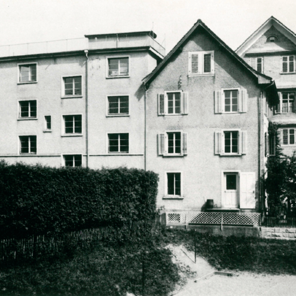 La «grange des éperviers» à Uznach. Le démantèlement de l’objet a permis de gagner suffisamment de terrain pour construire en 1930 de nouveaux entrepôts et un laboratoire.